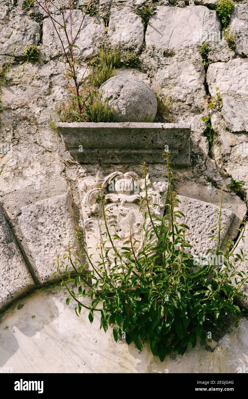 Hohe Wand mit skulpturalem Hochrelief, Flachrelief in Perast, Montenegro. Stockfoto