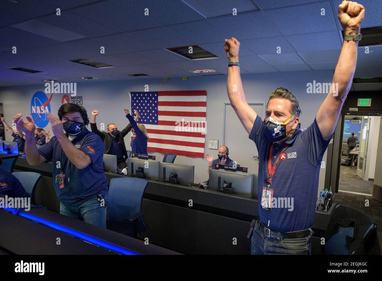 Mitglieder des NASA-Durchhalterover-Teams reagieren in der Missionskontrolle nach Bestätigung, dass das Raumschiff am Donnerstag, den 18. Februar 2021, im Jet Propulsion Laboratory der NASA in Pasadena, Kalifornien, erfolgreich auf dem Mars landete. Ein wesentliches Ziel der Mission von Perseverance auf dem Mars ist die Astrobiologie, einschließlich der Suche nach Zeichen des antiken mikrobiellen Lebens. Der Rover wird die Geologie des Planeten und das vergangene Klima charakterisieren, den Weg für die menschliche Erkundung des Roten Planeten ebnen und die erste Mission sein, um das Gestein und den Regolith des Mars zu sammeln und zu vercachen. NASA Foto von Bill Ingalls/UPI Stockfoto