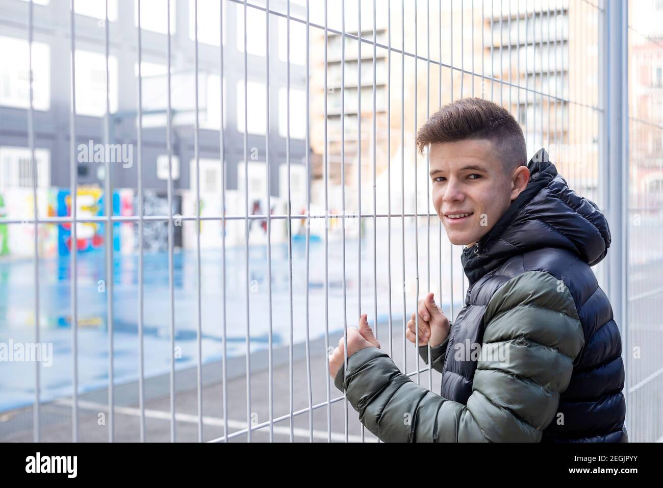 Rückansicht Des Mannes, Der Am Zaun Steht Stockfoto