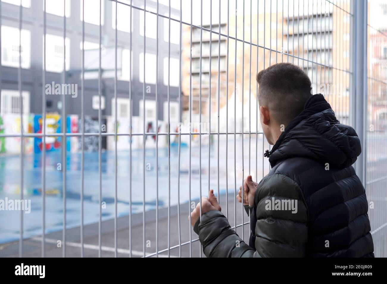 Rückansicht Des Mannes, Der Am Zaun Steht Stockfoto