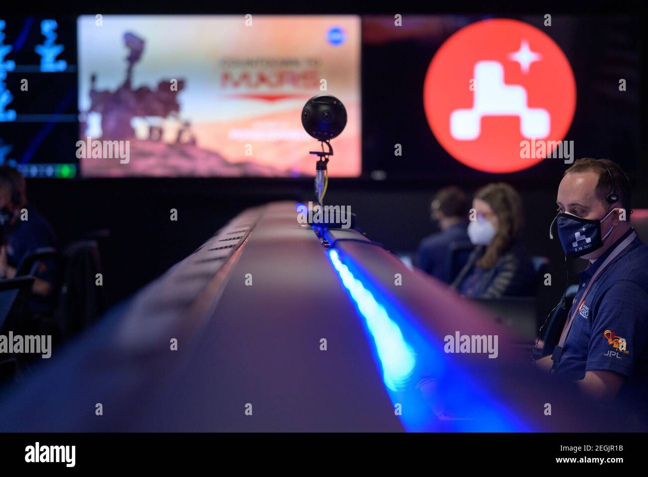Mitglieder des NASA-Teams Perseverance Mars Rover studieren am Donnerstag, den 18. Februar 2021, Daten auf Monitoren in der Missionskontrolle im Jet Propulsion Laboratory der NASA in Pasadena, Kalifornien. Ein wesentliches Ziel der Mission von Perseverance auf dem Mars ist die Astrobiologie, einschließlich der Suche nach Zeichen des antiken mikrobiellen Lebens. Der Rover wird die Geologie des Planeten und das vergangene Klima charakterisieren, den Weg für die menschliche Erkundung des Roten Planeten ebnen und die erste Mission sein, um das Gestein und den Regolith des Mars zu sammeln und zu vercachen. Kredit: UPI/Alamy Live Nachrichten Stockfoto