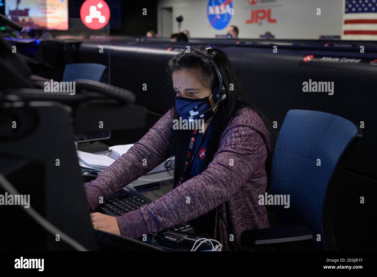 Perseverance Mars Rover Mission Kommentator und Führung, Navigation und Kontrollen Operationen führen Swati Mohan Studien Daten auf Monitoren in Mission Control, am Donnerstag, 18. Februar 2021, an der NASA Jet Propulsion Laboratory in Pasadena, Kalifornien. Ein wesentliches Ziel der Mission von Perseverance auf dem Mars ist die Astrobiologie, einschließlich der Suche nach Zeichen des antiken mikrobiellen Lebens. Der Rover wird die Geologie des Planeten und das vergangene Klima charakterisieren, den Weg für die menschliche Erkundung des Roten Planeten ebnen und die erste Mission sein, um das Gestein und den Regolith des Mars zu sammeln und zu vercachen. Kredit: UPI/Alamy Live Nachrichten Stockfoto