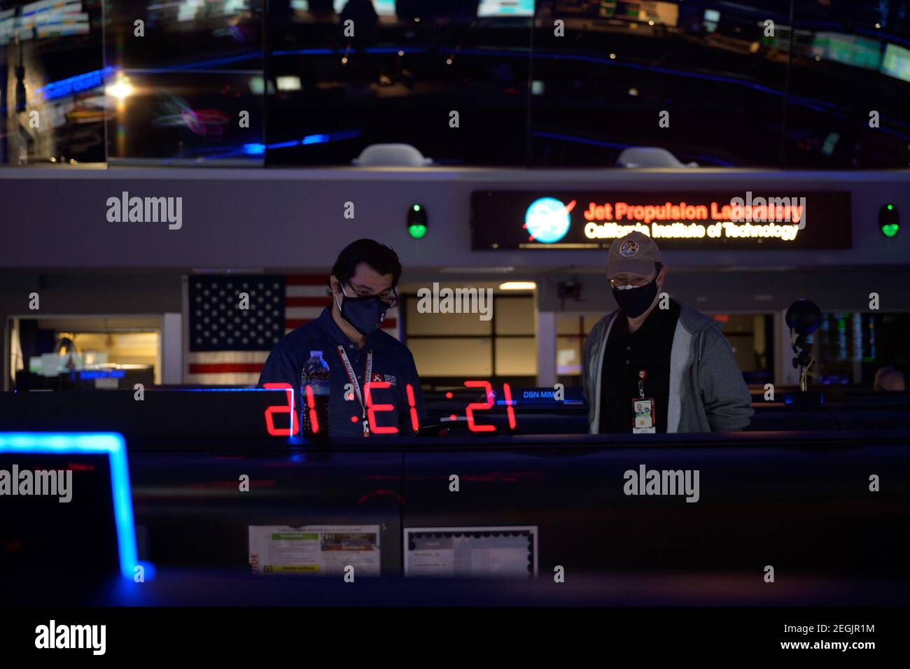 Mitglieder des NASA-Teams Perseverance Mars Rover studieren am Donnerstag, den 18. Februar 2021, Daten auf Monitoren in der Missionskontrolle im Jet Propulsion Laboratory der NASA in Pasadena, Kalifornien. Ein wesentliches Ziel der Mission von Perseverance auf dem Mars ist die Astrobiologie, einschließlich der Suche nach Zeichen des antiken mikrobiellen Lebens. Der Rover wird die Geologie des Planeten und das vergangene Klima charakterisieren, den Weg für die menschliche Erkundung des Roten Planeten ebnen und die erste Mission sein, um das Gestein und den Regolith des Mars zu sammeln und zu vercachen. Kredit: UPI/Alamy Live Nachrichten Stockfoto