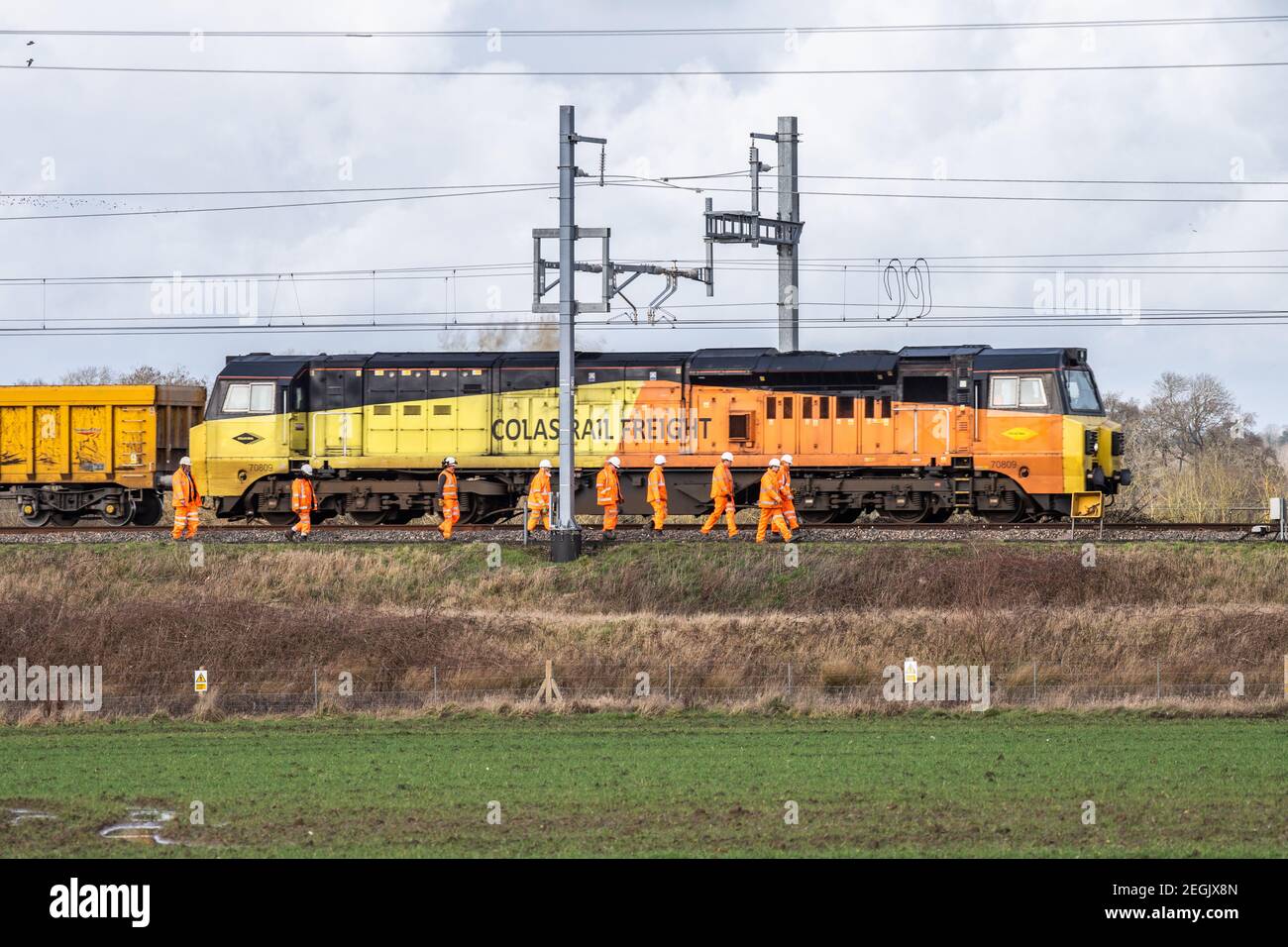 Ein Colas Güterzug passiert Network Rail Gleis Arbeit Bande Mitglieder in Bourton in Wiltshire. Stockfoto