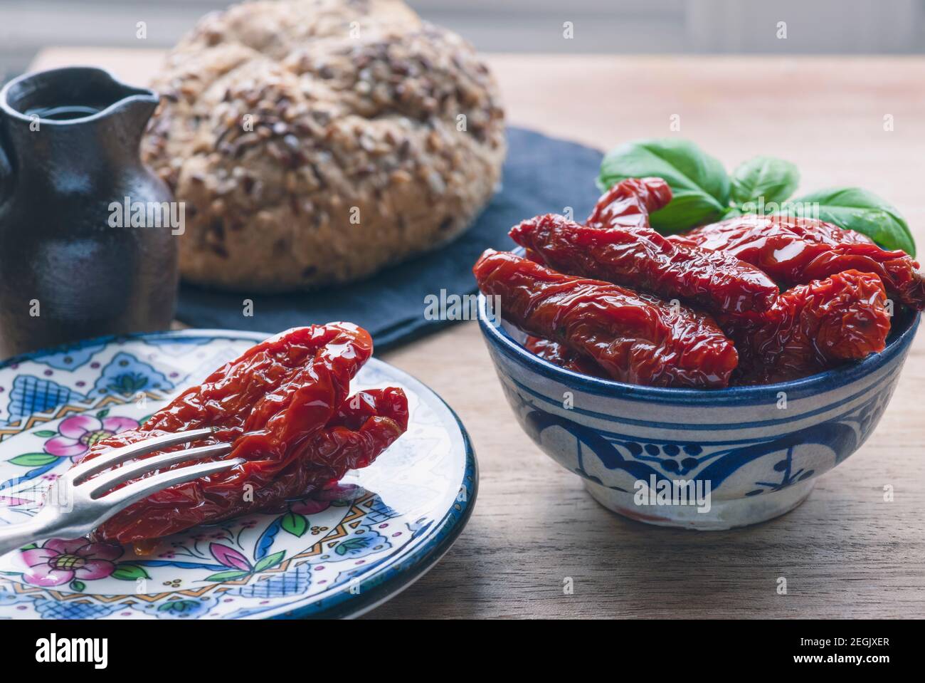 Spanische sonnengetrocknete Tomaten Lichtbild mit Öl und Brot, kopieren Raum Stockfoto