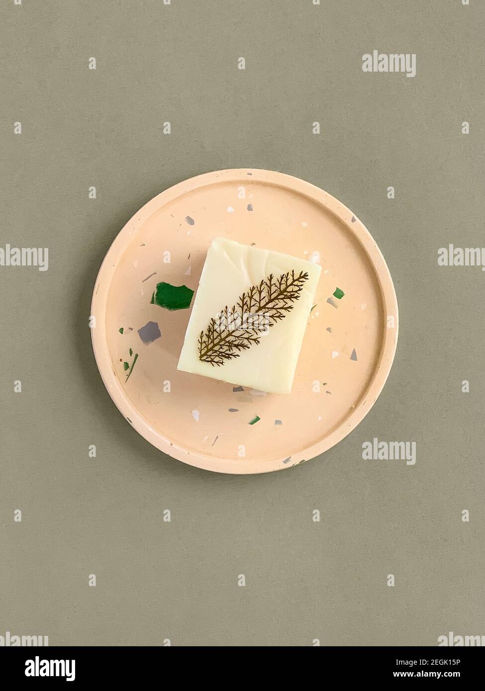 Natürliche hausgemachte Seife auf einem Betontablett Stockfotografie - Alamy