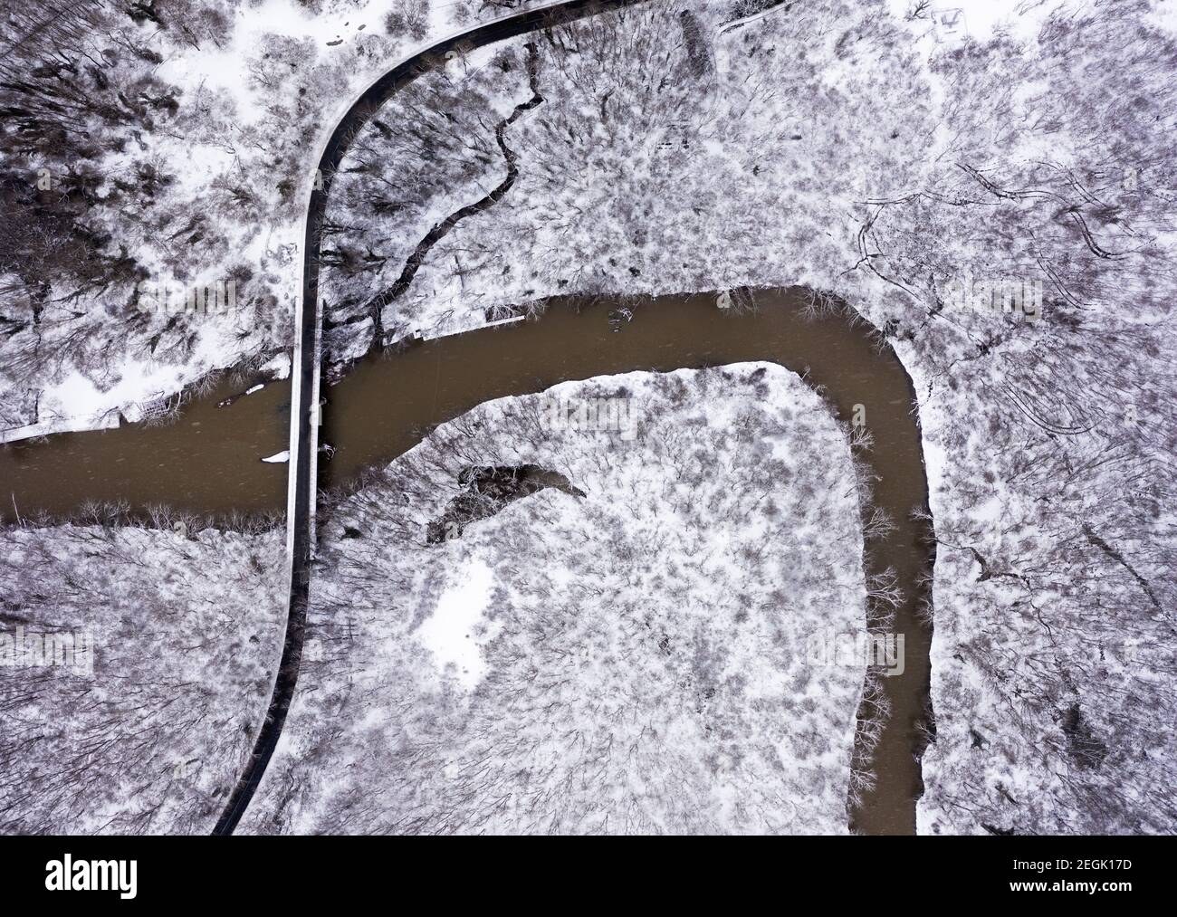 Luftaufnahme einer Straße, die im Winter Ð Fluss überquert Stockfoto