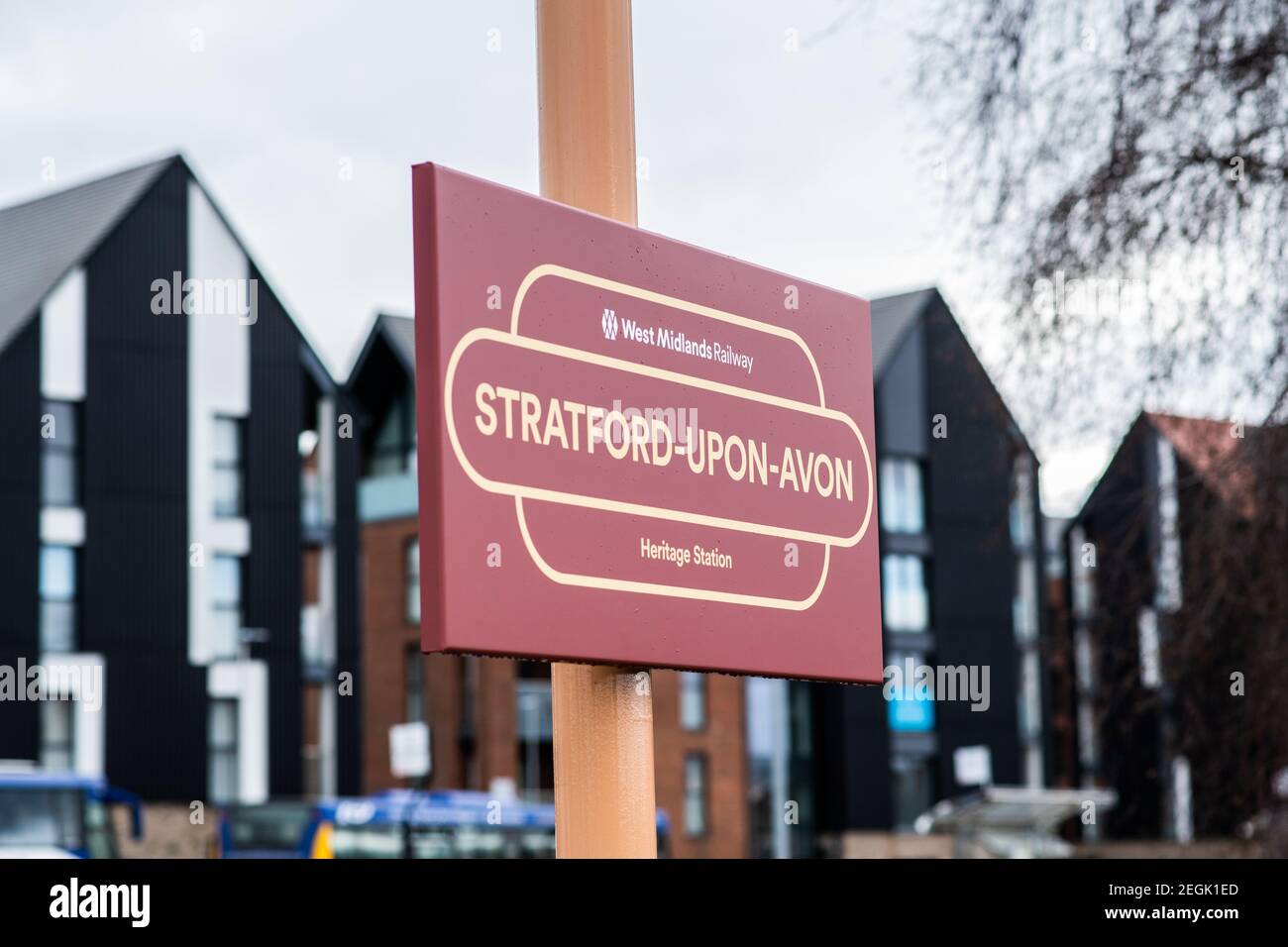 Neue Beschilderung am Bahnhof Stratford-upon-Avon - 1 Tage alt! Sie wurden am Vortag errichtet. Stockfoto