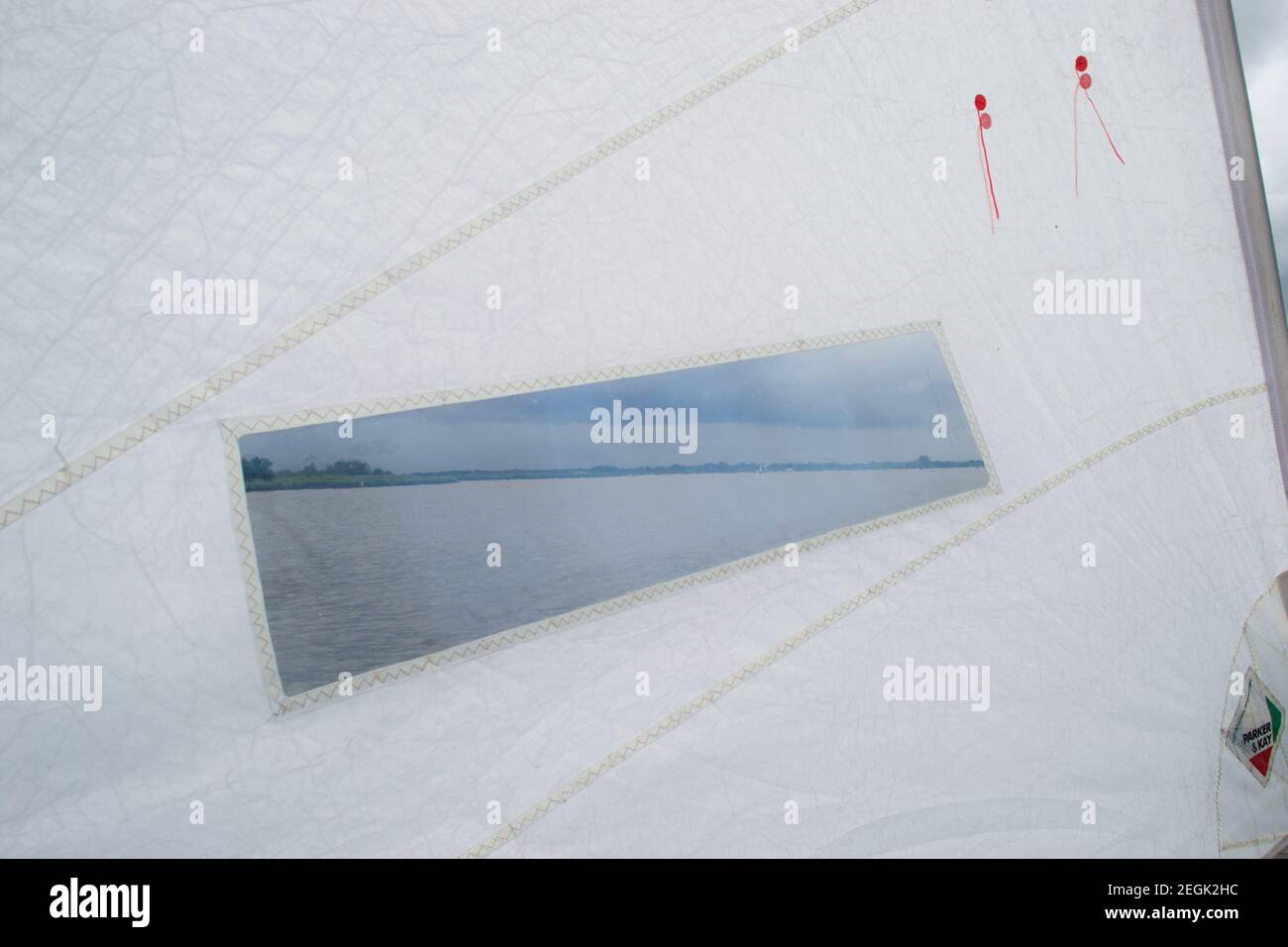 Durchsichtige durchsichtige Kunststoffplatte (Fenster) in einer Vorsegel oder Jib, damit ein Seemann das Flussufer oder die Küste vor sich sehen kann. Stockfoto