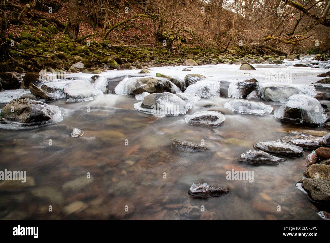 Der Fluss Coiltie gefroren über etwas außerhalb Drumnadrochit in der Highlands of Scotland Stockfoto