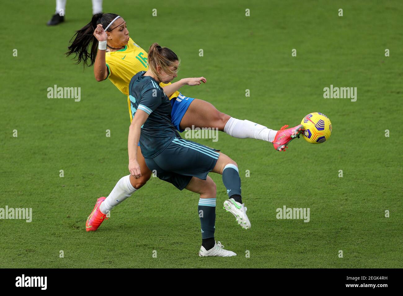 18. Februar 2021: Brasiliens Stürmer BEATRIZ (16) tritt am 18. Februar 2021 beim SheBelieves Cup Brasilien gegen Argentinien im Exploria Stadium in Orlando, FL, gegen die argentinische Verteidigerin ALDANA COMETTI (6) an. Quelle: Cory Knowlton/ZUMA Wire/Alamy Live News Stockfoto