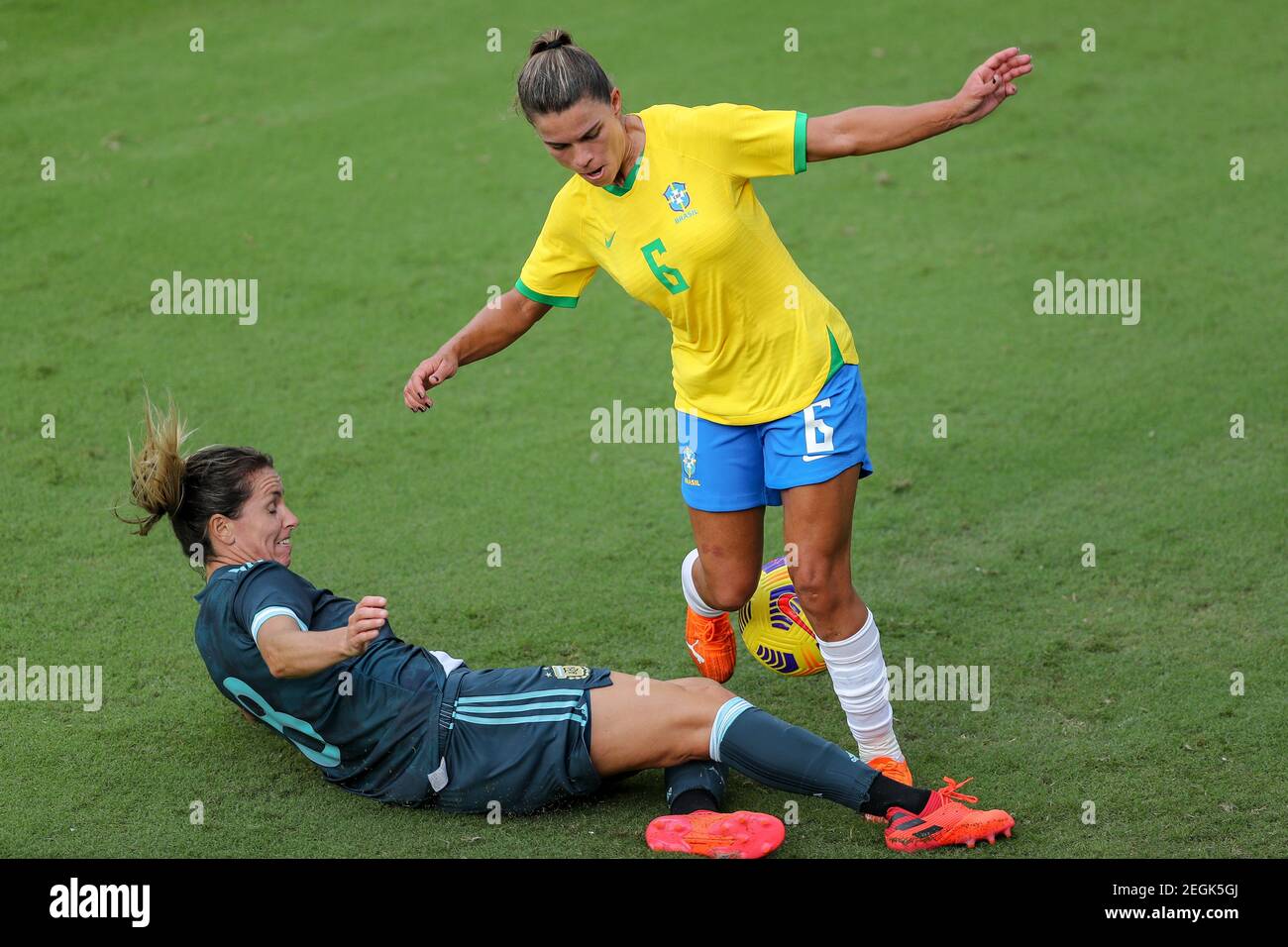 18. Februar 2021: Der argentinische Mittelfeldspieler CLARISA HUBER (8) macht beim SheBelieves Cup Brasilien gegen Argentinien am 18. Februar 2021 im Exploria Stadium in Orlando, FL, einen Schiebeblock gegen den brasilianischen Verteidiger TAMIRES (6). Quelle: Cory Knowlton/ZUMA Wire/Alamy Live News Stockfoto