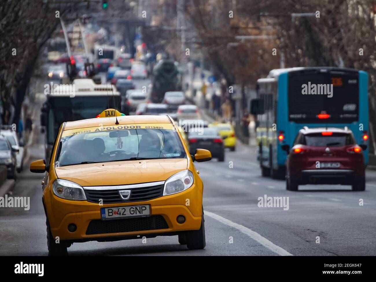 Bukarest, Rumänien - 05. Februar 2021: Taxi im Verkehr auf Regina Elisabeta Boulevard in Bukarest. Stockfoto