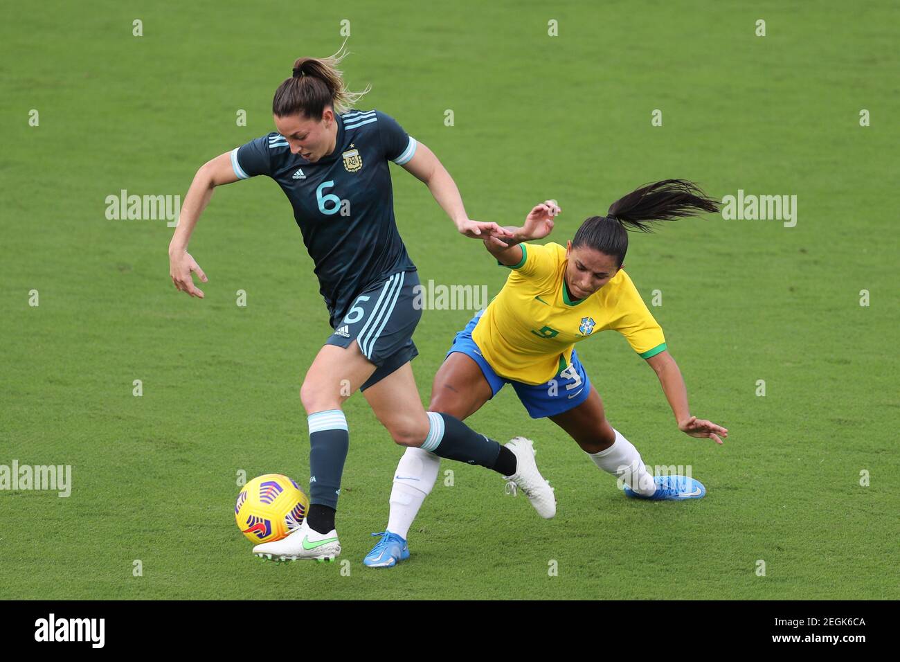 18. Februar 2021: Die argentinische Verteidigerin ALDANA COMETTI (6) tritt beim SheBelieves Cup Brasilien gegen Argentinien am 18. Februar 2021 im Exploria Stadium in Orlando, FL, um den Ball gegen den brasilianischen Stürmer DEBINHA (9) an. Quelle: Cory Knowlton/ZUMA Wire/Alamy Live News Stockfoto