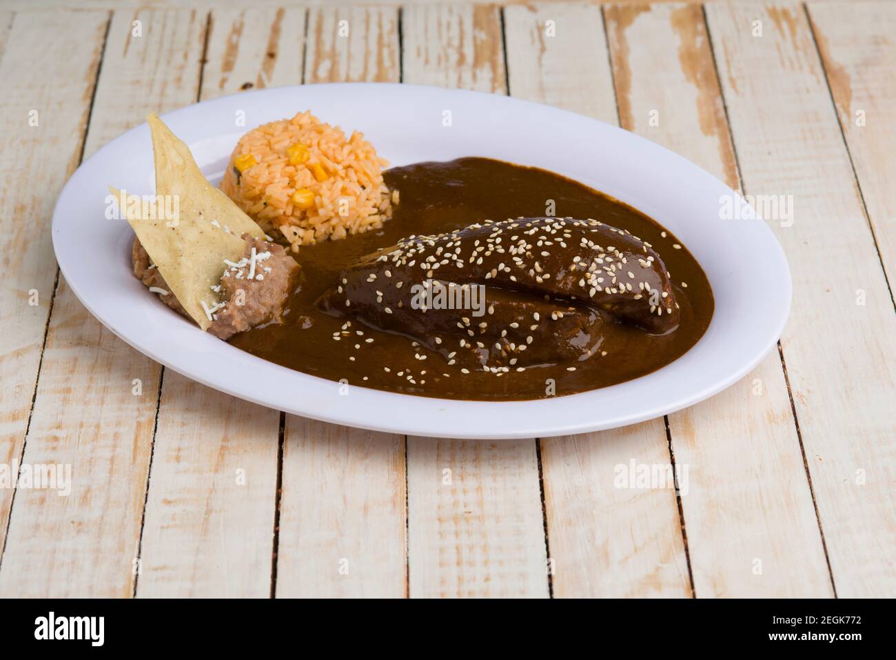 Mexikanischer roter Maulwurf mit Huhn, Reis und Bohnen Stockfoto