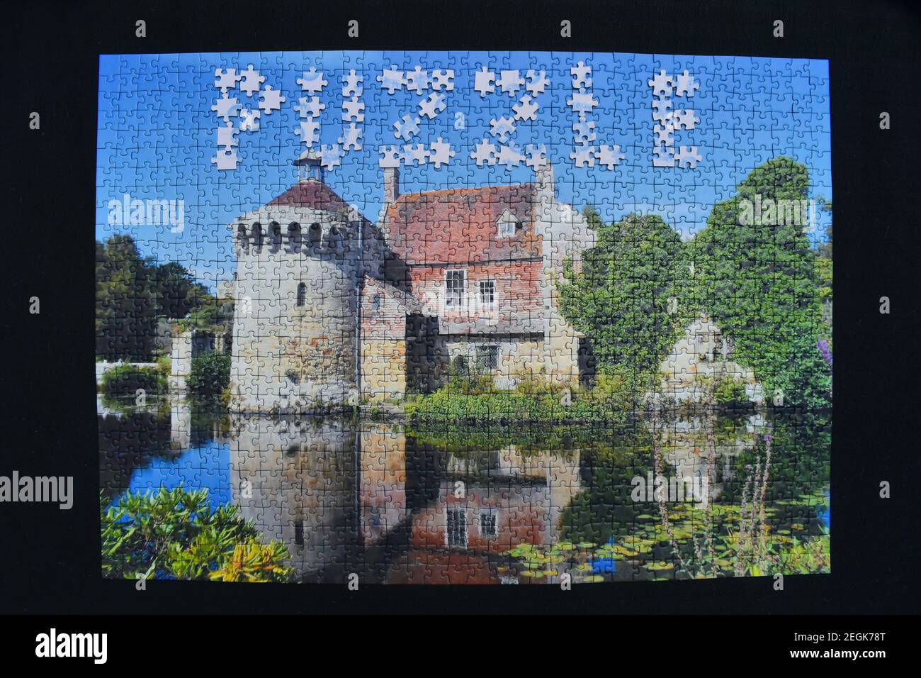 Wasserschloss und Reflexion im Wasser Puzzle von Ravensburger European jigsaw Spezialist ist das ideale Geschenk für Geburtstag Weihnachten verlassen Kindergarten Oder Schule Stockfoto