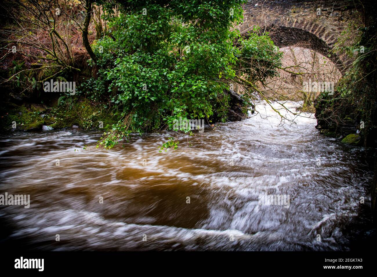 Der Schnee schmilzt in Glen Coiltie und schwellt den Fluss an, der in den letzten Tagen in Drumnadrochit gedonnert hat. Stockfoto