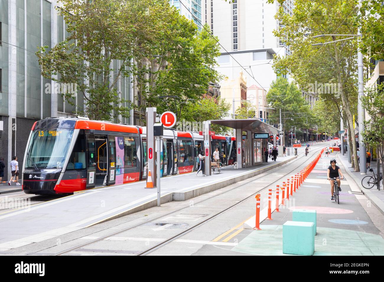 Die Stadtbahn von Sydney fährt entlang der George Street im Stadtzentrum in Richtung chinatown, Sydney, Australien Stockfoto