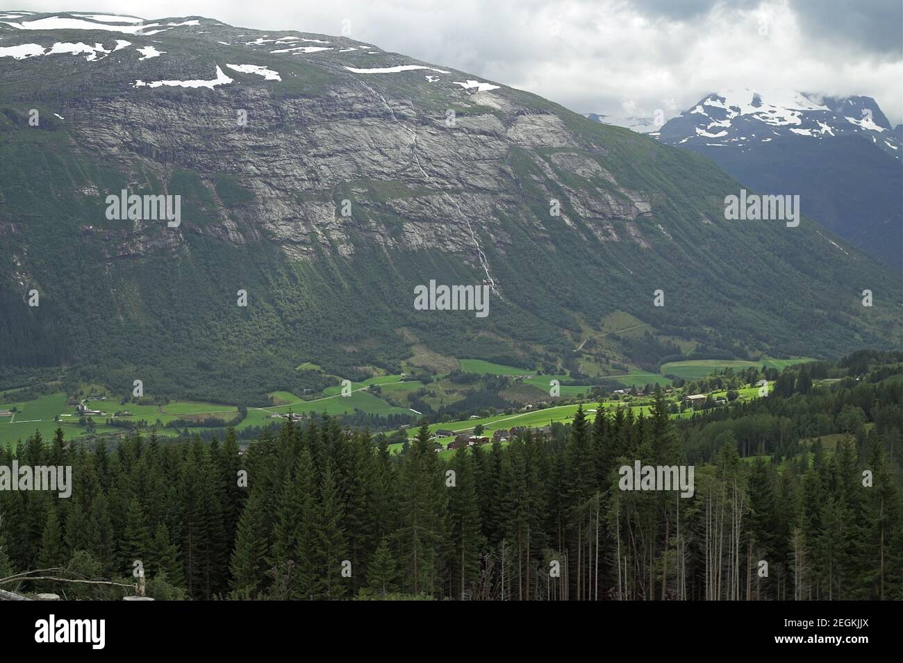 Jostedalsbreen Nationalpark; Norwegen, Norwegen; EINE typische Landschaft des Südwestnorwegens. Eine typische Landschaft im Südwesten Norwegens. Góry Skały Stockfoto