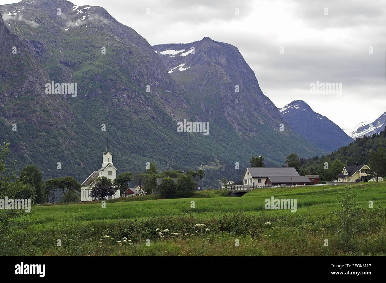 Jostedalsbreen Nationalpark; Norwegen, Norwegen; EINE typische Landschaft des Südwestnorwegens. Eine typische Landschaft im Südwesten Norwegens. Góry Skały Stockfoto