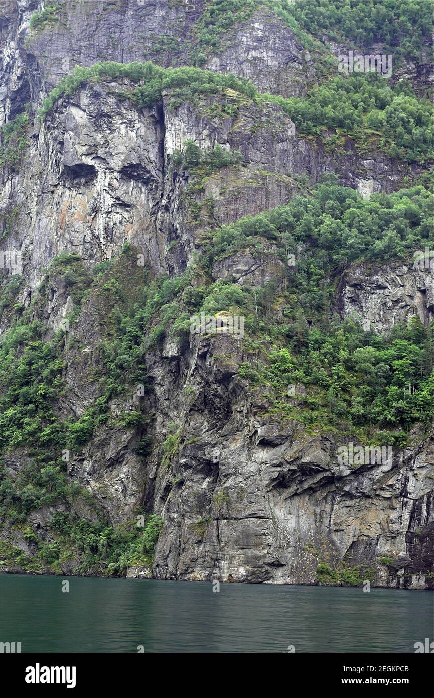 Geirangerfjorden, Norwegen, Norwegen; EINE typisch norwegische Fjordlandschaft. Eine typisch norwegische Fjordlandschaft. Ein Gesicht natürlich in Stein geschnitzt. Stockfoto