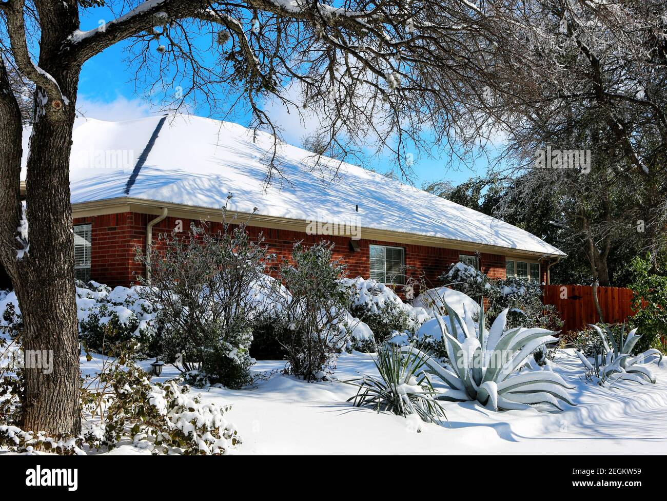 15. Februar 2021, Austin, Texas. Historische arktische Explosion, Wintersturm. Haus unter Schnee. Stockfoto