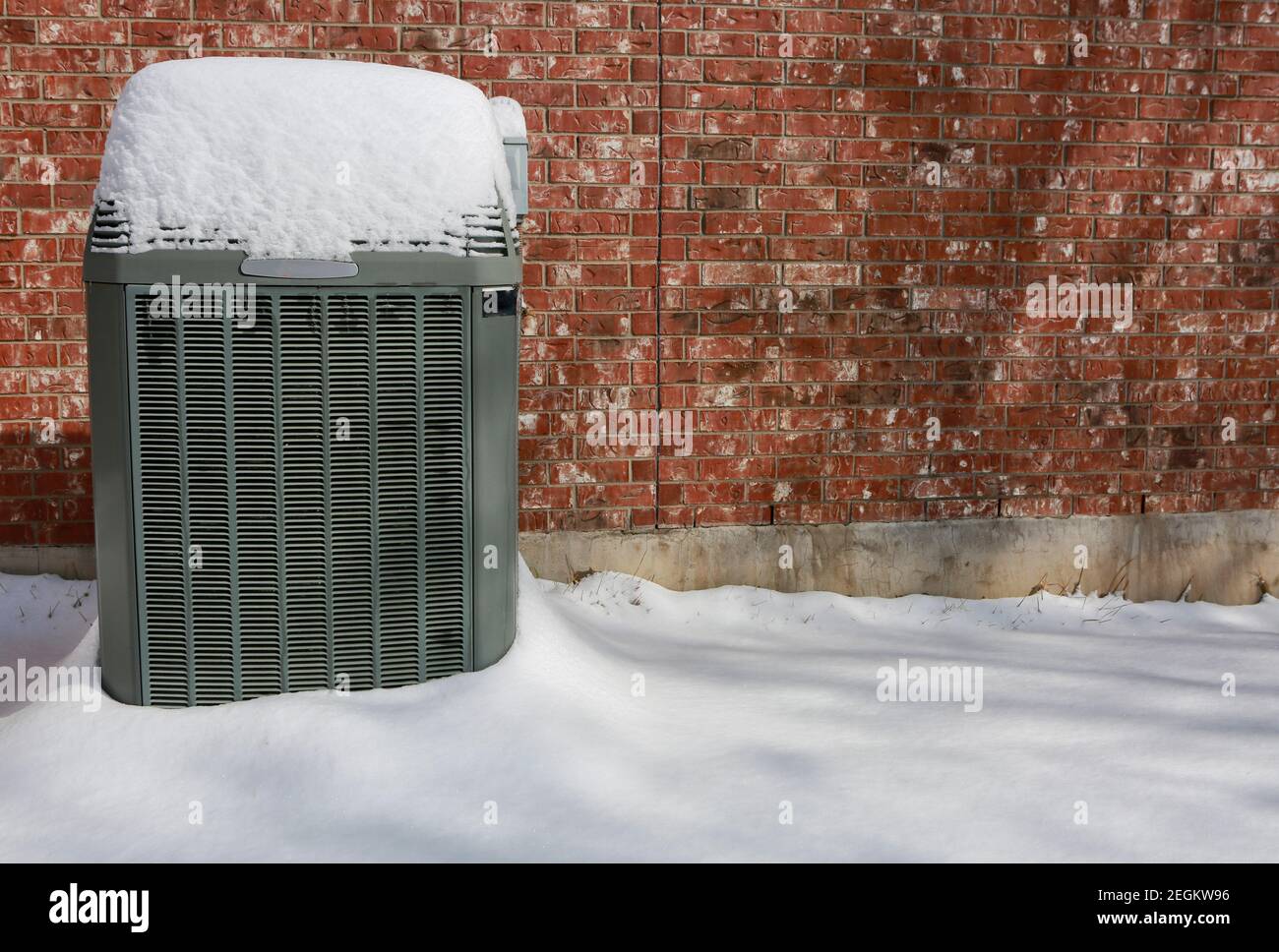 Moderne hocheffiziente Klimaanlage unter Schnee Stockfoto