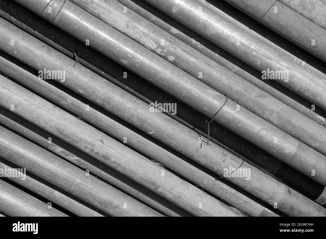Gestapelte Metallrohre (Detail) in Vorbereitung für Entwässerung Reparaturarbeiten, Melbourne, Australien Stockfoto