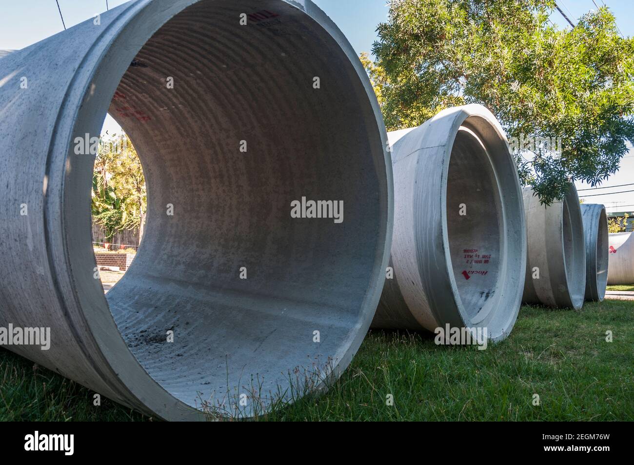 Riesige Stahlbetonrohre warten auf Regenwasserentwässerungsreparaturen in einem Vorort von Melbourne, Australien Stockfoto