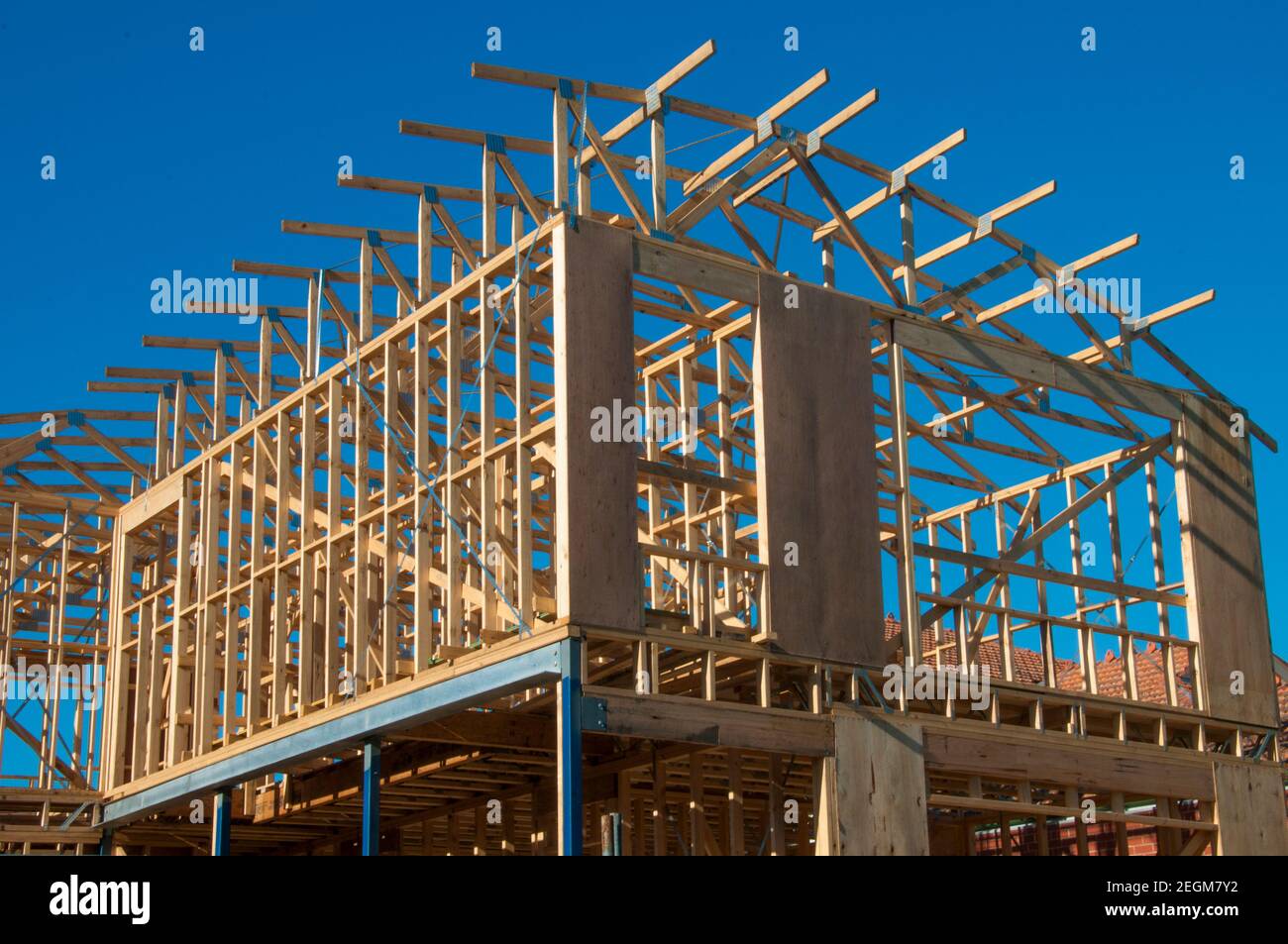 Holzgerüst eines im Bau befindlichen Hauses in den Vororten von Melbourne, Australien, Teil des Baubooms nach der Pandemie von 2021. Stockfoto
