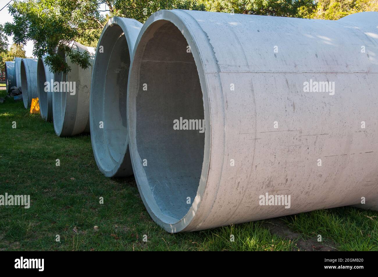 Riesige Stahlbetonrohre warten auf Regenwasserentwässerungsreparaturen in einem Vorort von Melbourne, Australien Stockfoto
