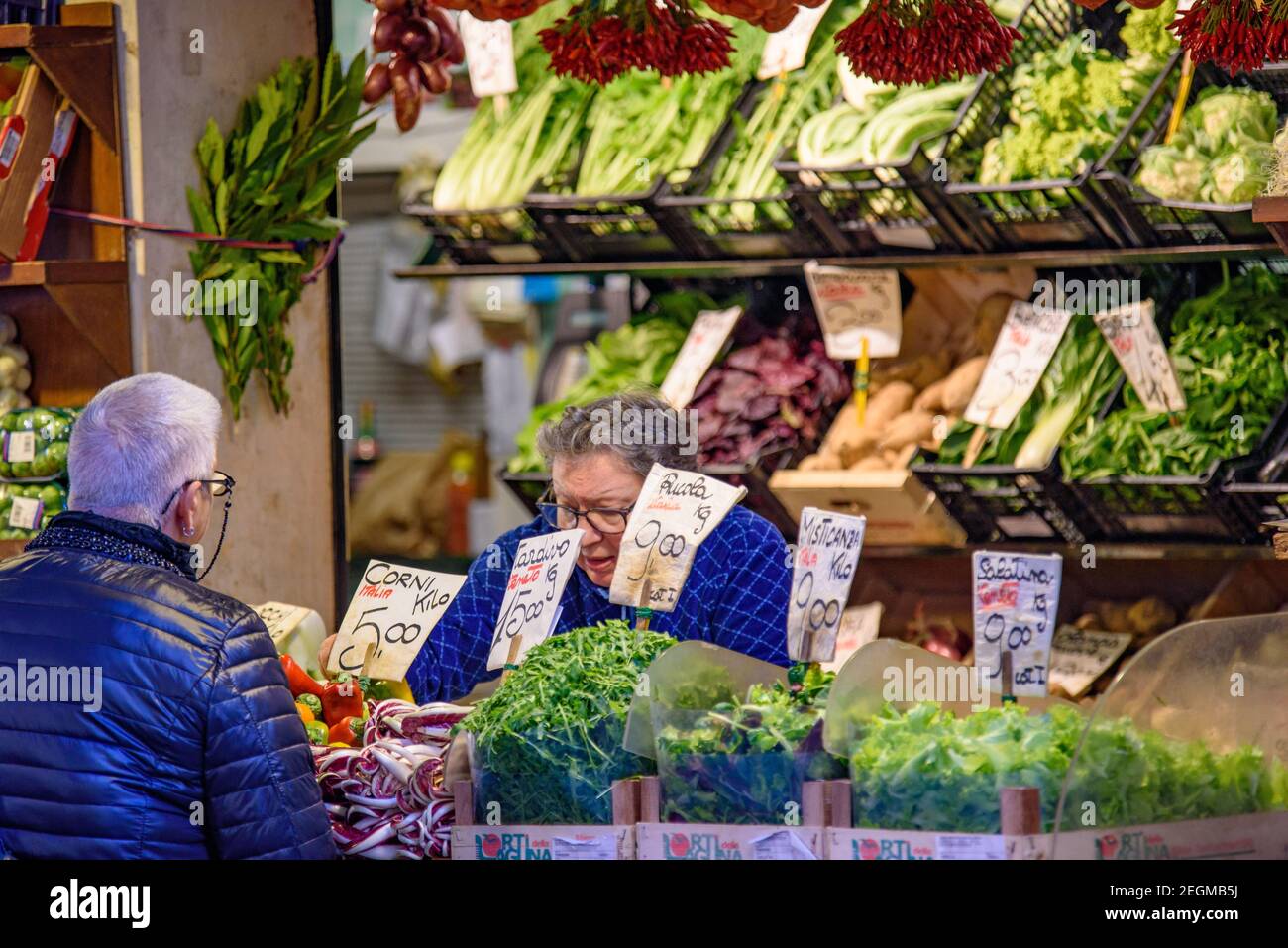 Der traditionelle Markt neben dem Canal Grande und der Rialtobrücke in Venedig, Italien Stockfoto