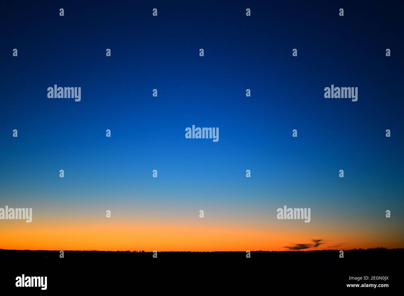 Tiefblauer Himmel bei Sonnenuntergang in Oklahoma Stockfoto