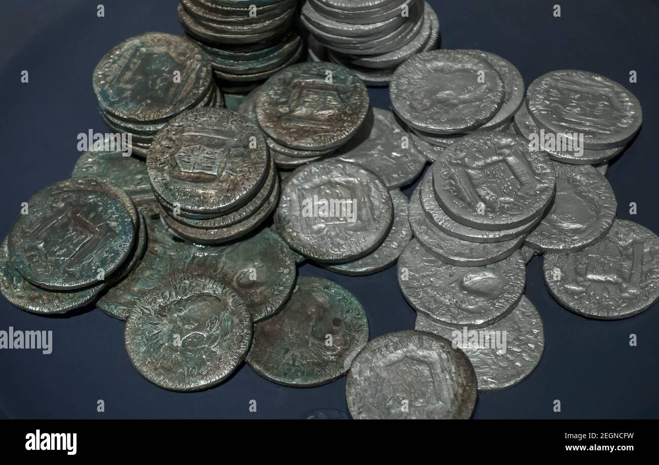 Münzen, die aus einer versunkenen spanischen Galeone geborgen wurden Stockfoto