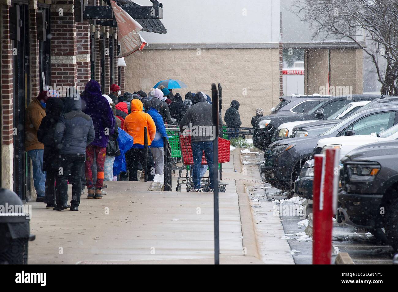 Austin. Februar 2021, 18th. Die Leute warten in der Schlange, um den Fiesta Supermarkt in Austin zu betreten. Austin, Texas. Mario Cantu/CSM/Alamy Live News Stockfoto