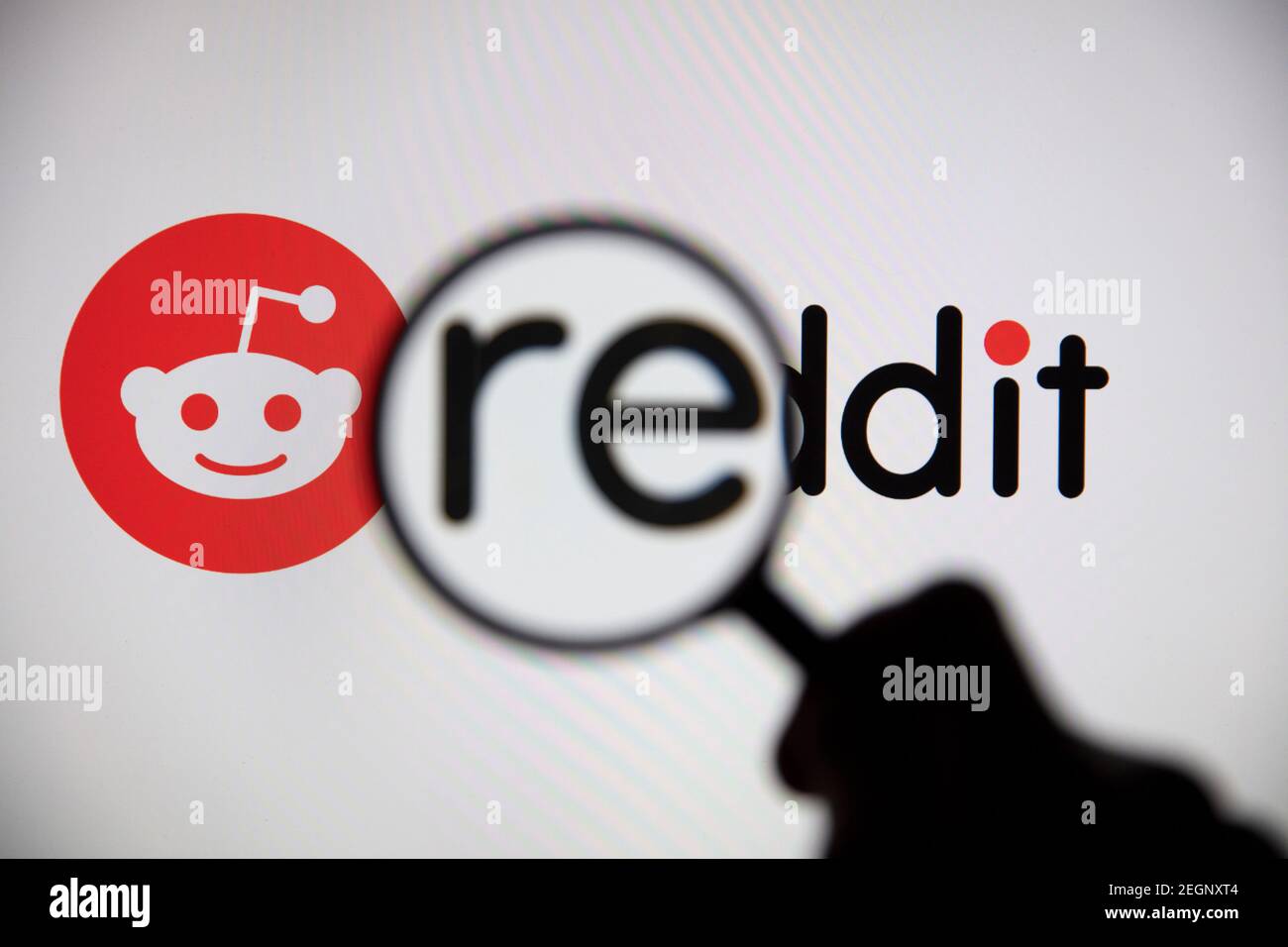 LONDON, Großbritannien - Februar 2021: Reddit-Logo unter einer Lupe Stockfoto