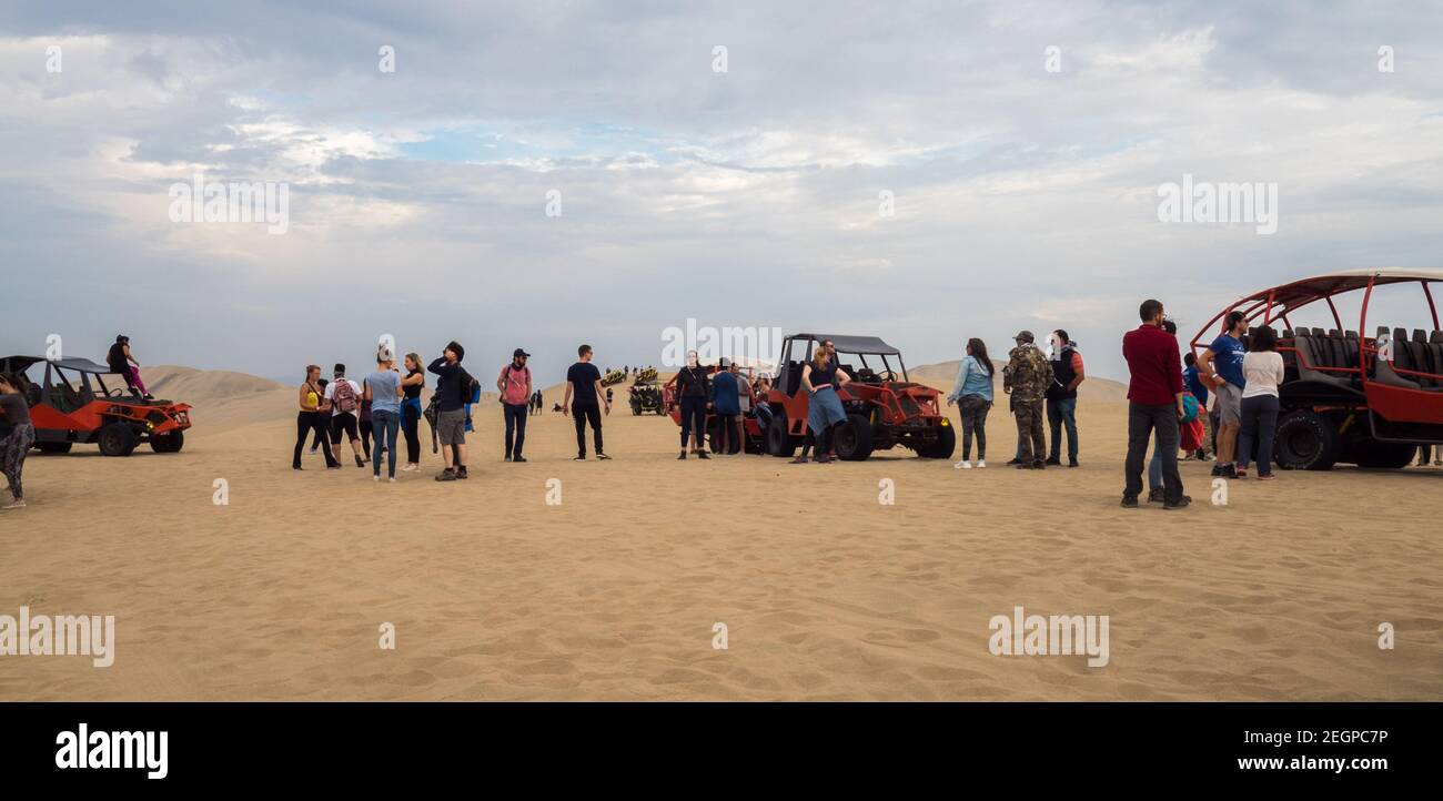 Peru, Ica - 21. September 2019 - Panorama von vielen Touristen und Buggys in der Huacachina Wüste Stockfoto