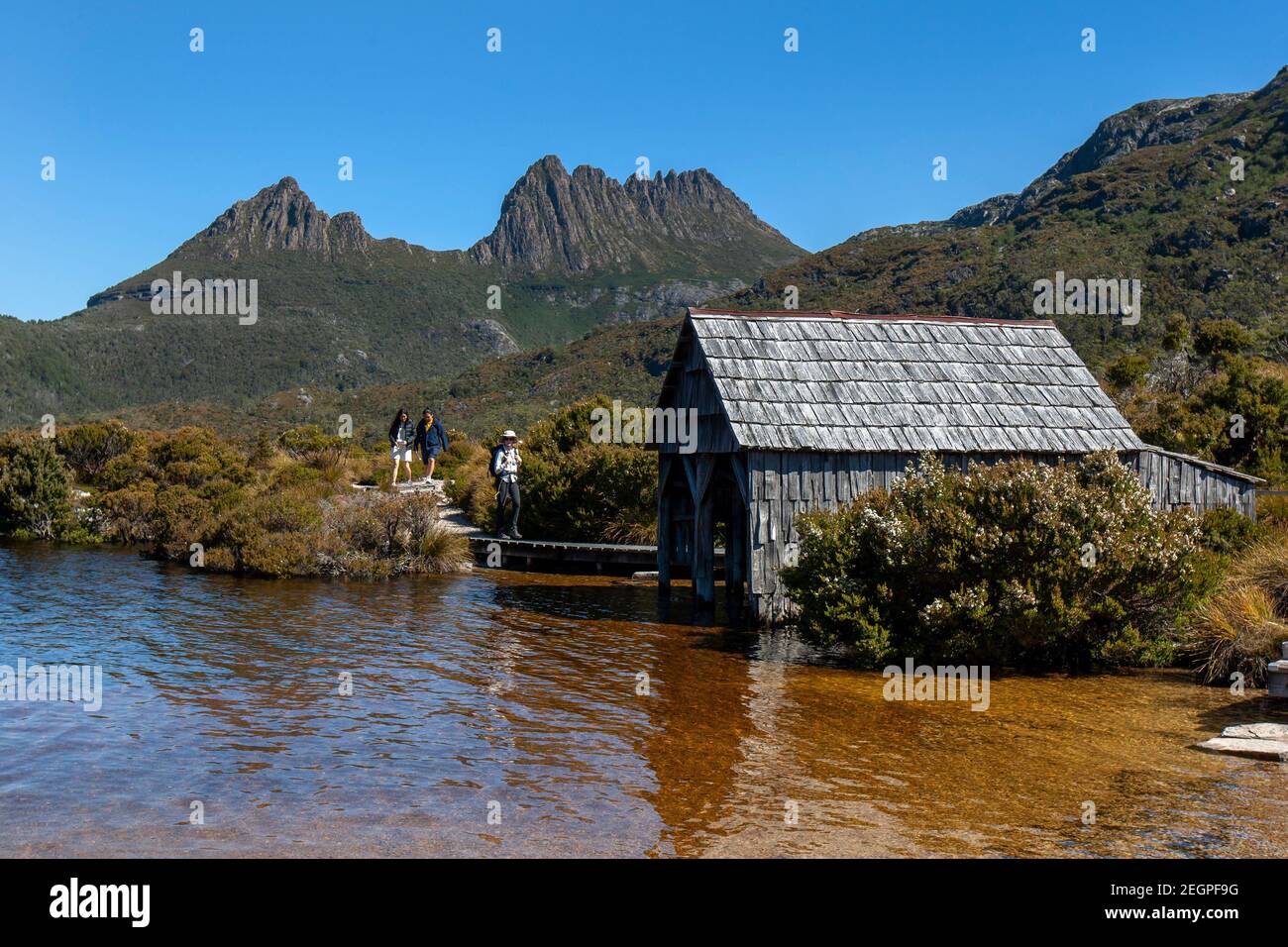 Touristen wandern zum Boat Shed am Dove Lake im Cradle Mountain-Lake St Clair National Park in Tasmanien, Australien. Stockfoto