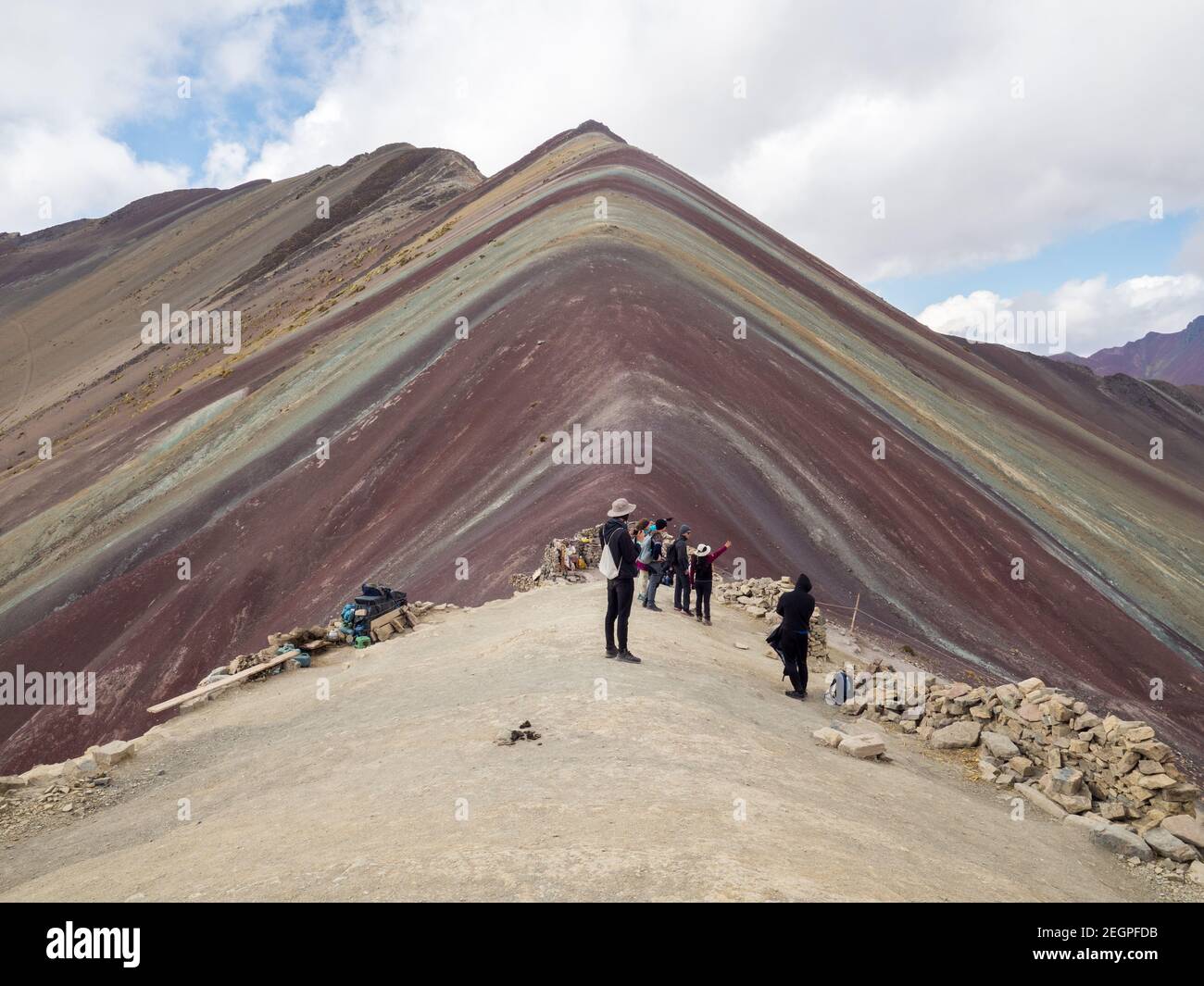 Peru, Vinicunca - 27. September 2019 - Blick auf die sieben Farben Berg, Touristen bewundern die Landschaft Stockfoto