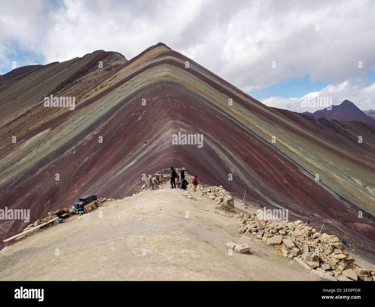 Peru, Vinicunca - September 27, 2019 - Blick auf den Regenbogenberg, Touristen genießen die Aussicht Stockfoto