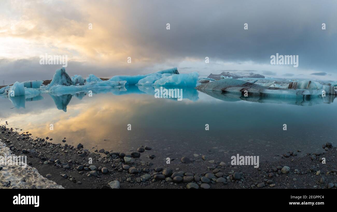 Blaue Eisberge an der Jokulsarlon Gletscherlagune in island spiegeln sich die Farben des Sonnenuntergangs auf dem Wasser Stockfoto