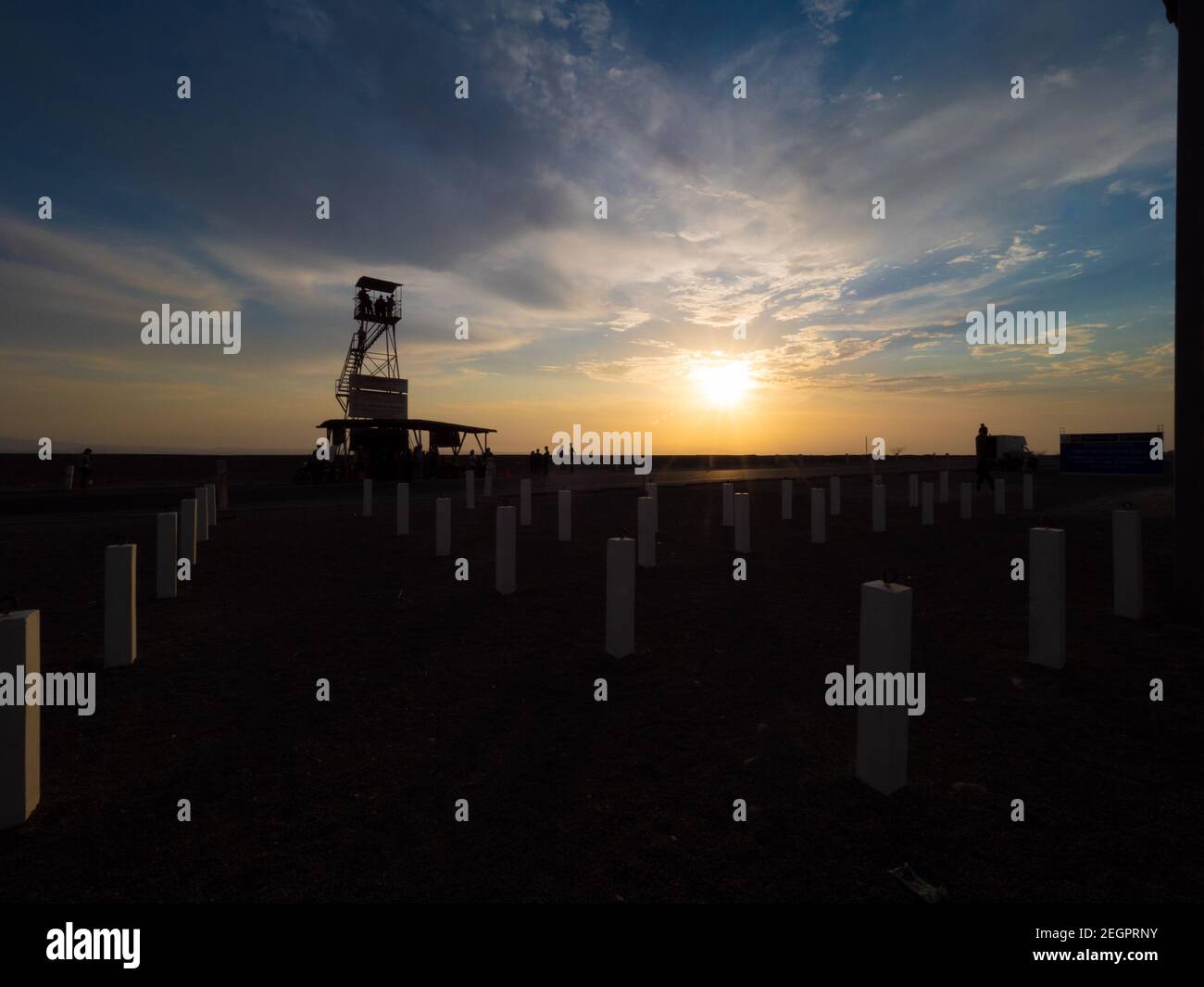 Peru, Nazca - September 29,2019 - Nazca Tower Silhouette bei Sonnenuntergang Stockfoto