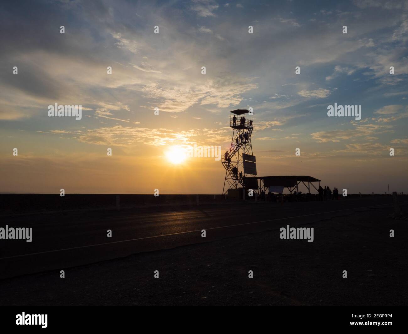 Peru, Nazca - September 29,2019 - Touristen steigen die Treppe am Nazca-Turm, Silhouette Blick auf die Menschen Stockfoto