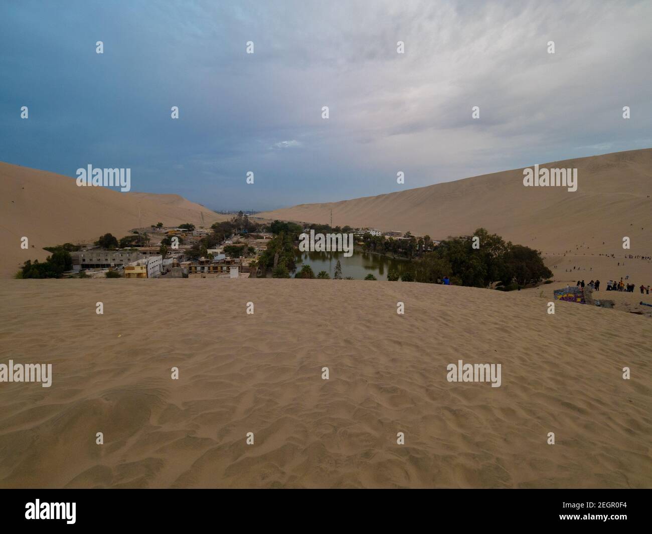 Komplette Ansicht der Huacachina Oase in der Ica Wüste Peru, Sand im Vordergrund und Dünen im Hintergrund Stockfoto