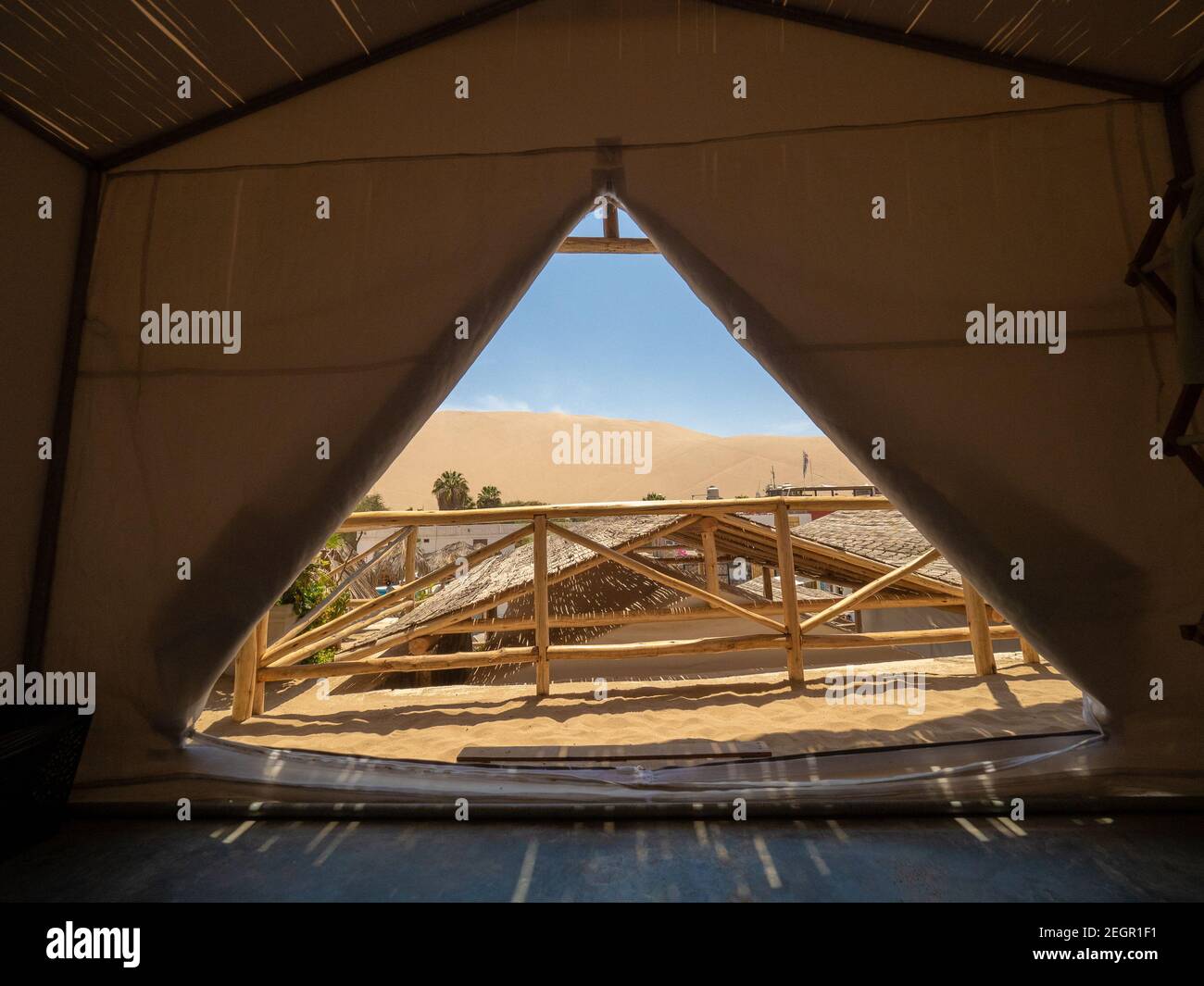 Blick auf Wüstensanddünen vom Innenzelt bei Huacachina Oase Peru Stockfoto