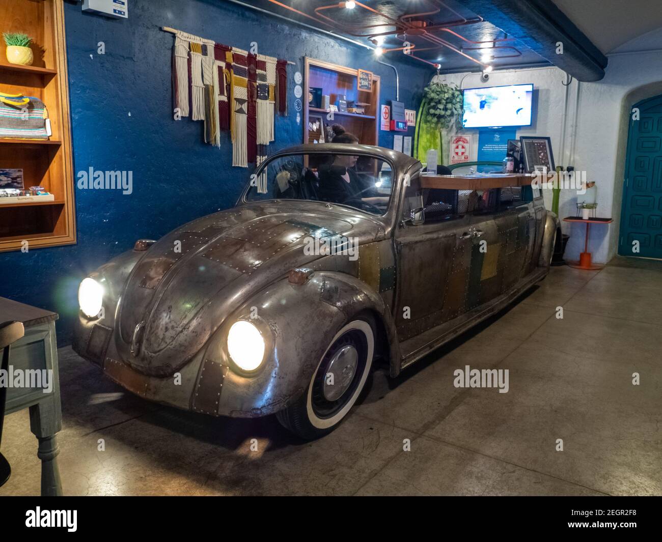 Peru, Lima - September 28, 2019 - Volkswagen Beetle Rezeption mit Scheinwerfer an der Rezeption eingeschaltet, blaue Wand mit indischen Dekoration Stockfoto