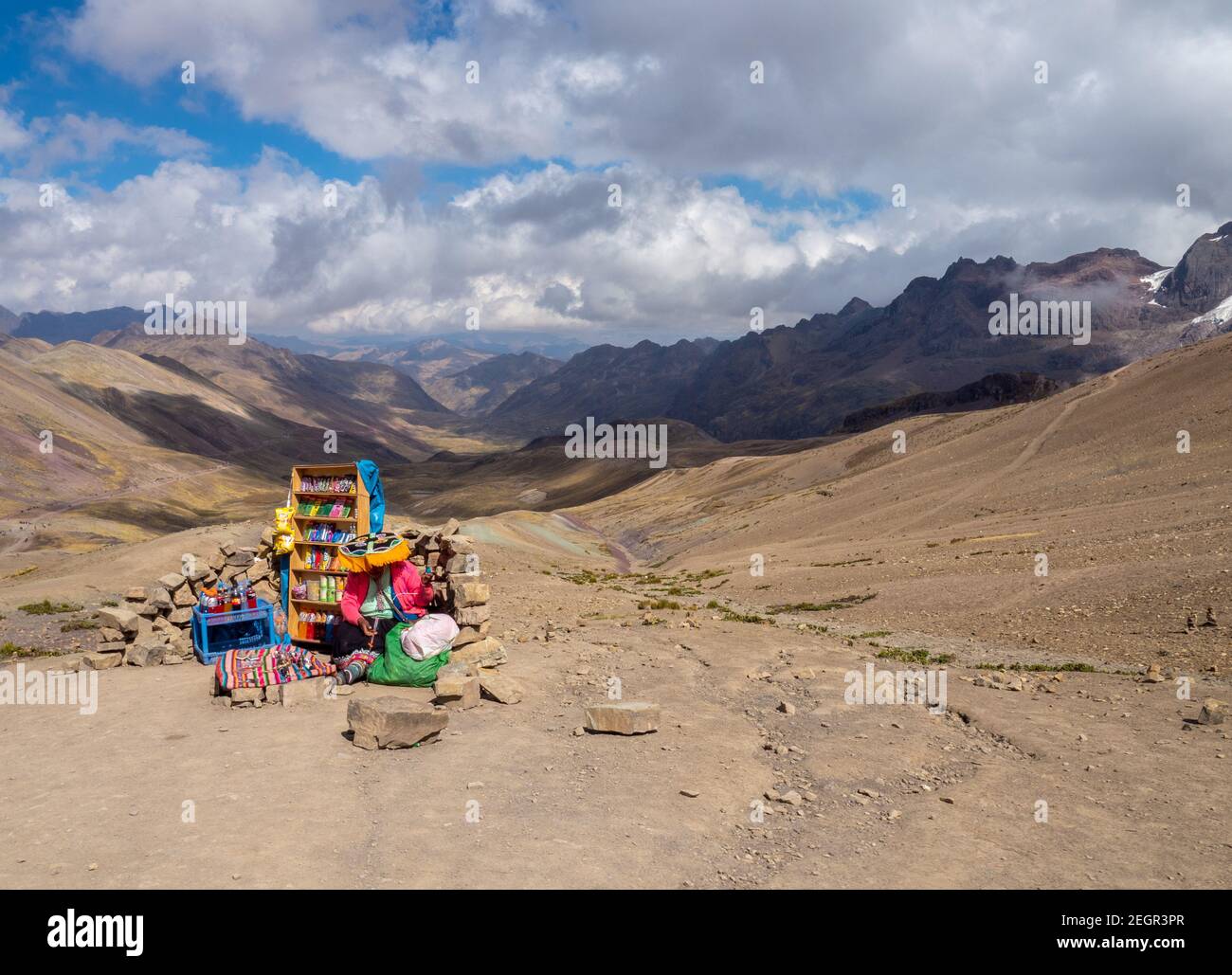 Peru, Vinicunca - 1. Oktober 2019 - Inderin Frau Stricken Alpaka Wolle in kleinen Laden auf der Spitze eines Berges, im Hintergrund die Anden Berg ra Stockfoto