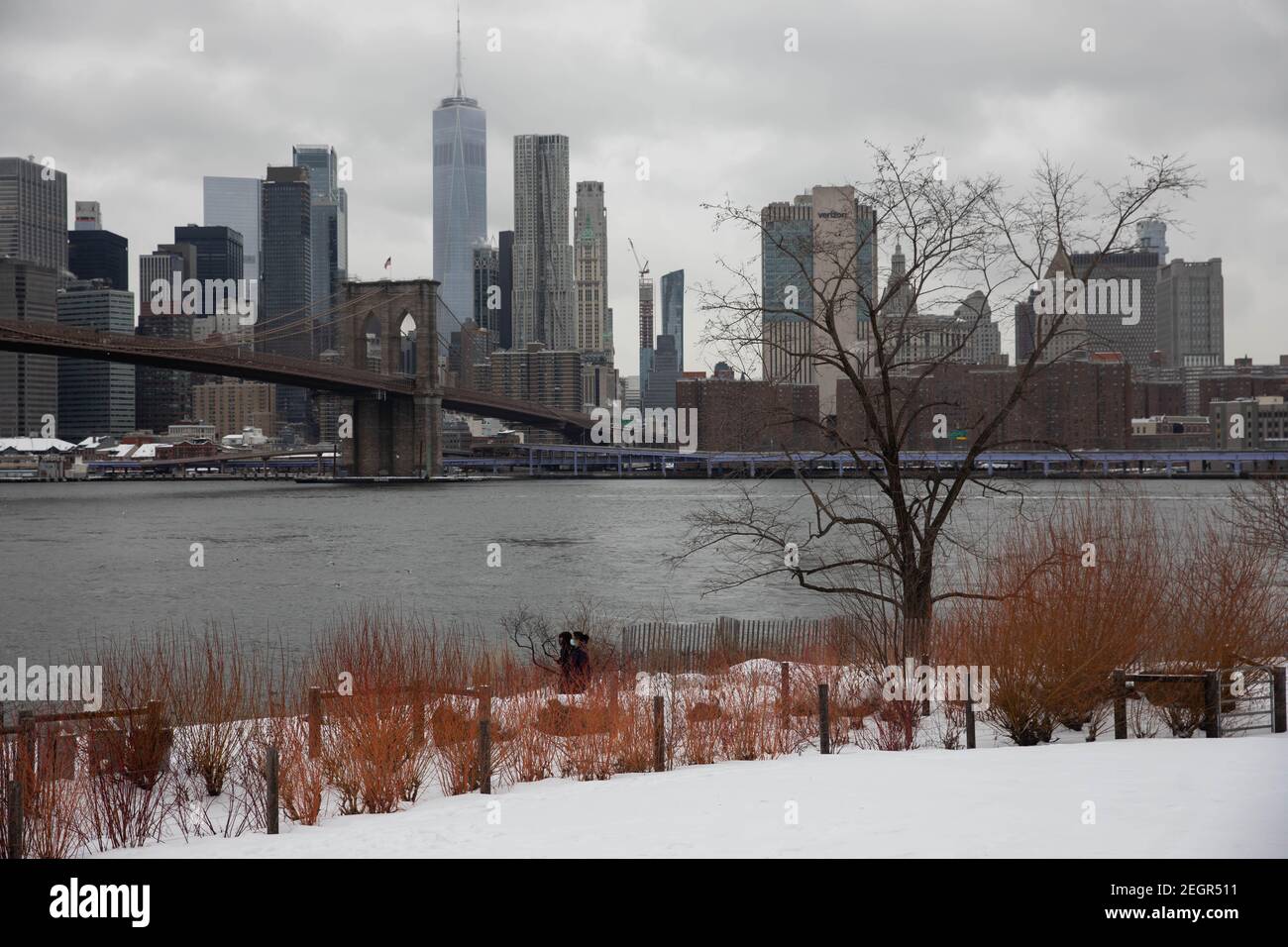 New York, USA. Februar 2021, 18th. Menschen laufen durch den Main Street Park im Brooklyn Borough of New York, USA, 18. Februar 2021. Ein Wintersturm traf New York am Donnerstag. Quelle: Michael Nagle/Xinhua/Alamy Live News Stockfoto