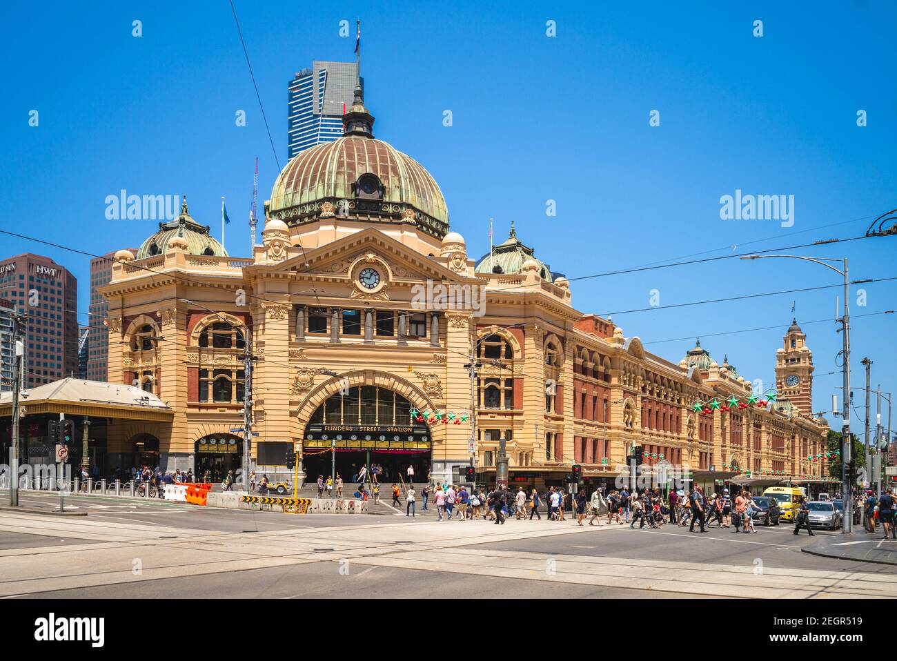 29. Dezember 2019: Der Bahnhof Flinders Street befindet sich an der Ecke der Flinders Street und Swanston Street im zentralen Geschäftsviertel von Melbourn Stockfoto