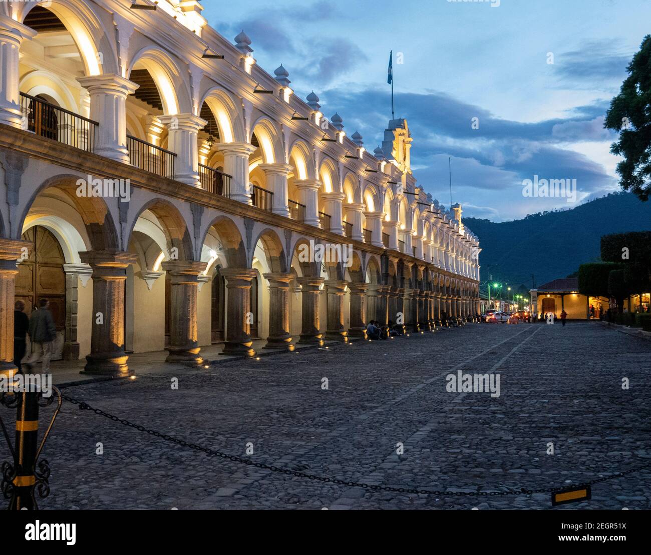 Guatemala, Antigua - 26. Mai 2019 - Palacio de los capitanes generales Gebäude in der Nacht von Lichtern beleuchtet, Antigua Stadtzentrum. Stockfoto